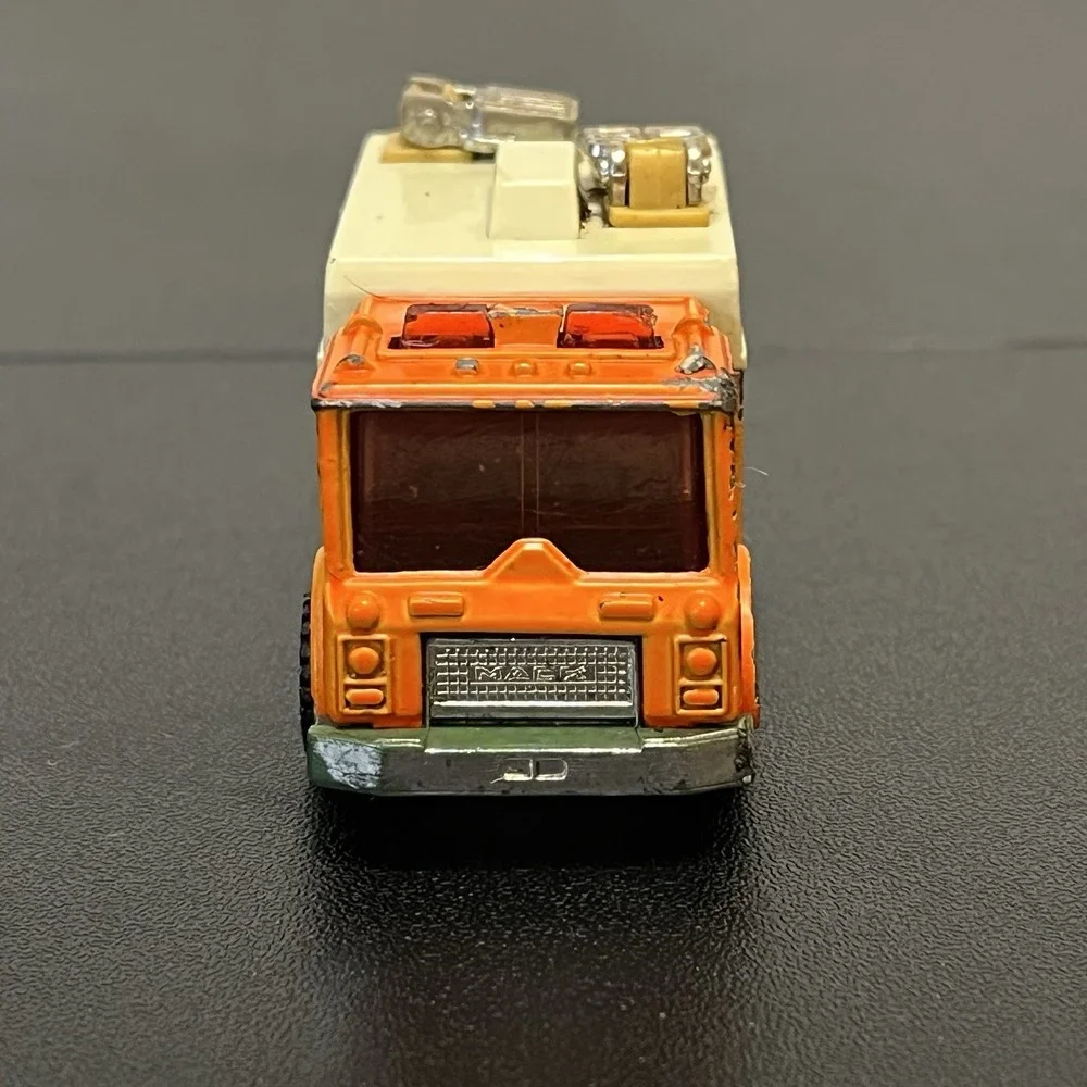 Vintage Matchbox Mack Auxiliary Power Truck 1991 1:84 Die-Cast Lights Move